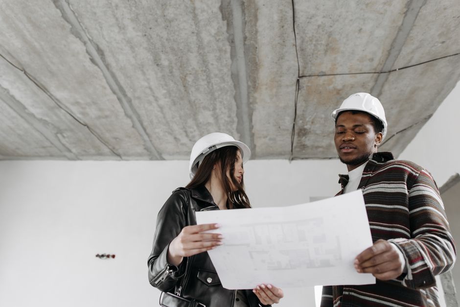 Un architecte, des plans et un bâtiment