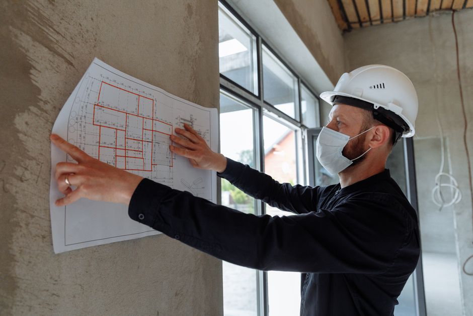 Un architecte, des plans et un chantier