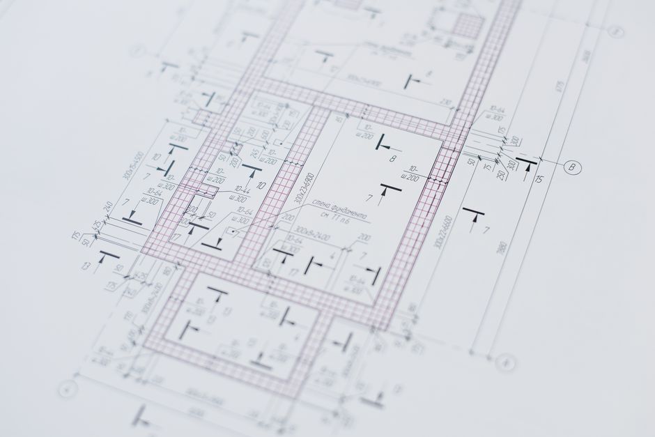 Un architecte, des plans et un sol